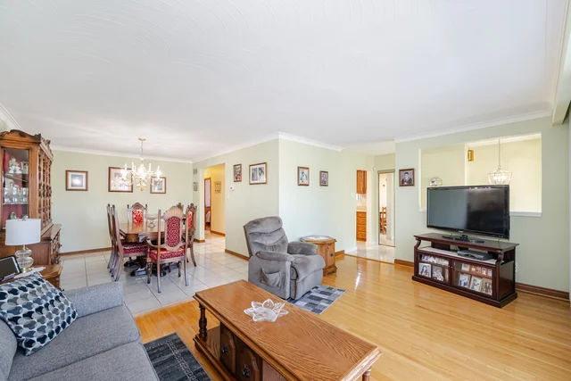 9 Riverton Drive, North York - photo 8