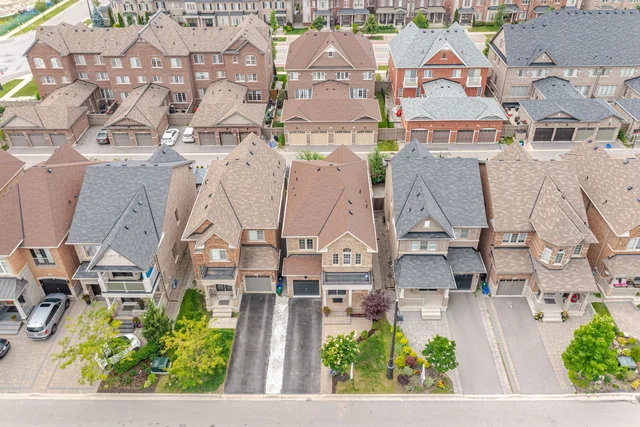 18 Pelee Avenue, Kleinburg - photo 1