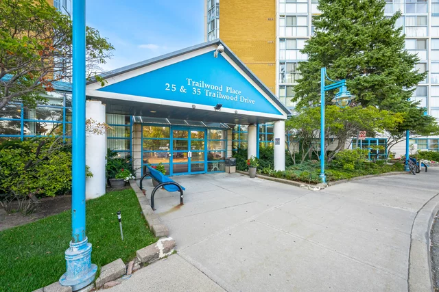 #304-25 Trailwood Drive, Mississauga - photo 2