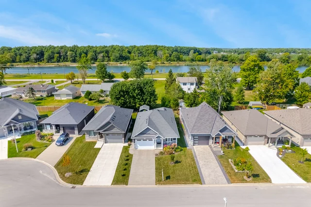 323 Regatta Drive, Welland - photo 2