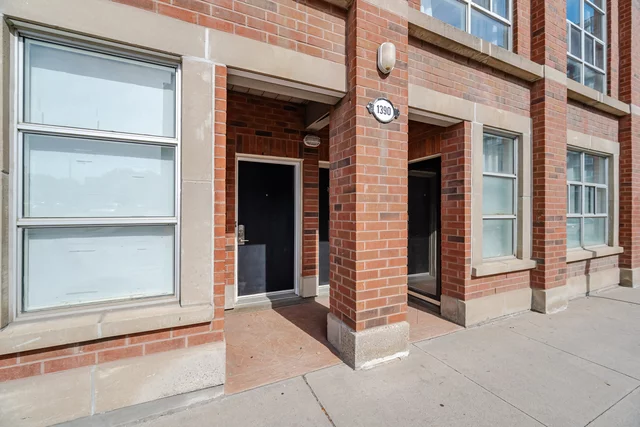 #2-1390 Bloor Street West, Toronto - photo 3