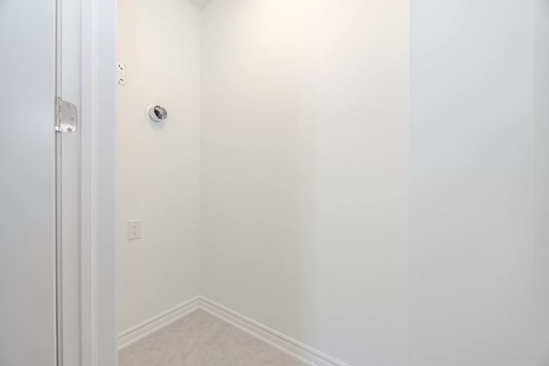3127979