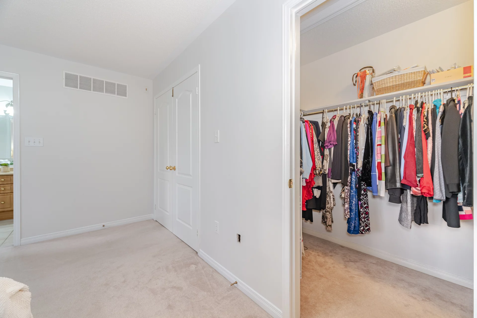 3158001