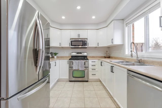 59 Decourcy-Ireland Circle, Ajax - photo 17
