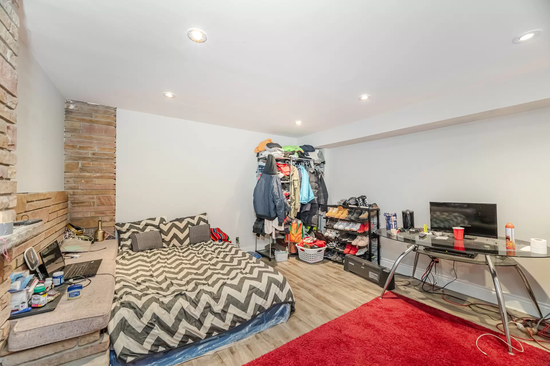 3164136