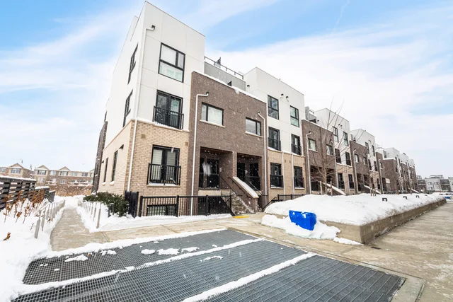#305-349 Wheat Boom Drive, Oakville - photo 1
