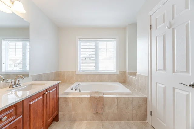 2025 Trawden Way, Oakville - photo 21