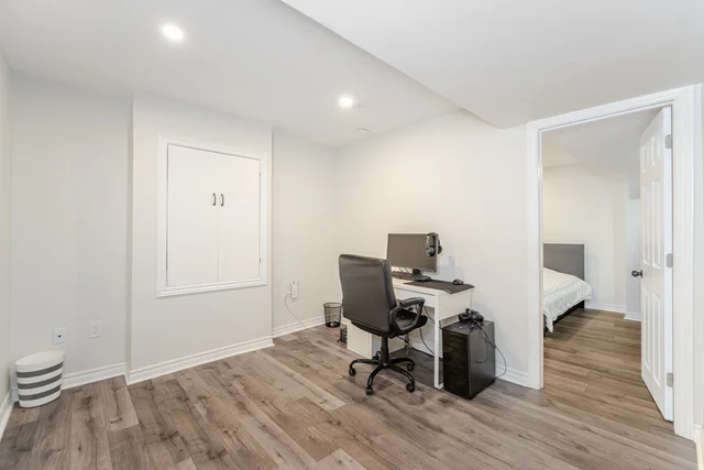 2025 Trawden Way, Oakville - photo 31