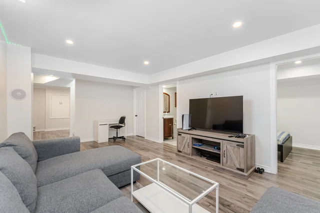 2025 Trawden Way, Oakville - photo 32
