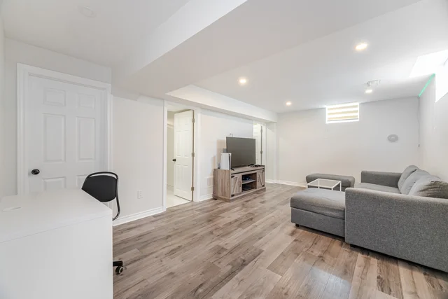 2025 Trawden Way, Oakville - photo 33