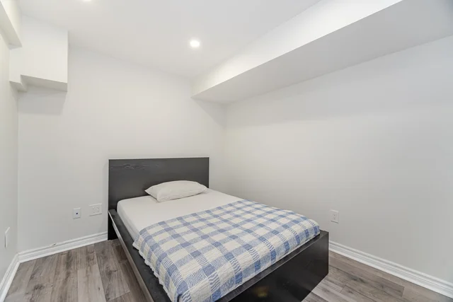 2025 Trawden Way, Oakville - photo 34