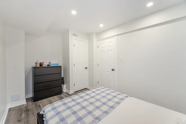 2025 Trawden Way, Oakville - photo 35