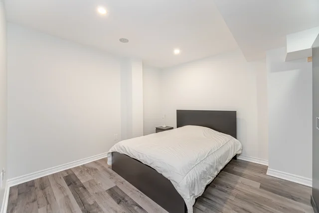 2025 Trawden Way, Oakville - photo 36