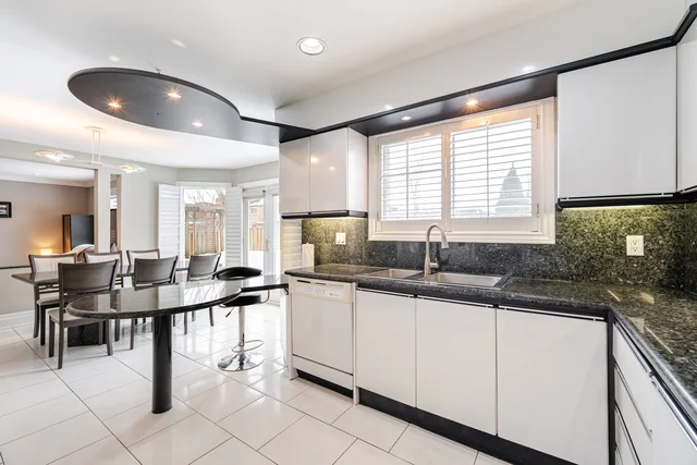 166 Killian Road, Maple - photo 25