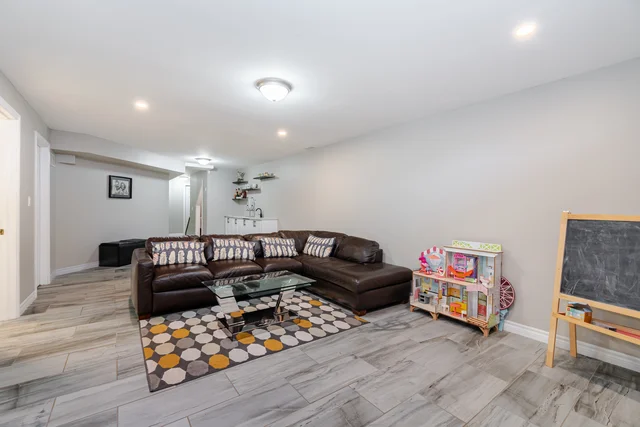 18 Daw Avenue, Hamilton - photo 64