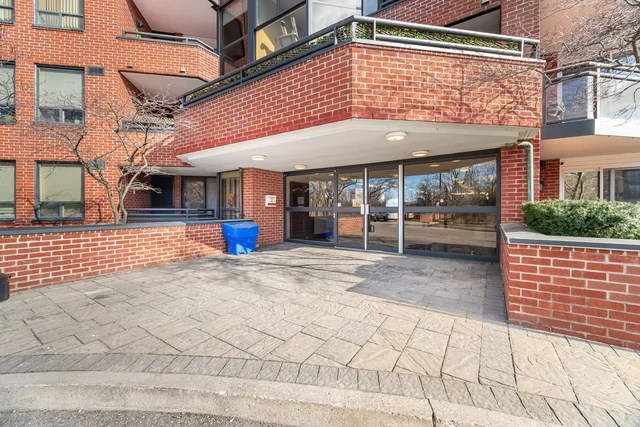 #305-100 Arbors Lane, Woodbridge - photo 3