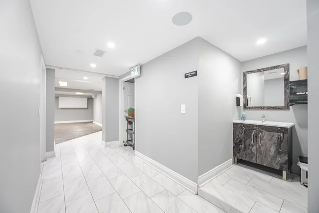 1125 Dundas Street East, Mississauga - photo 20
