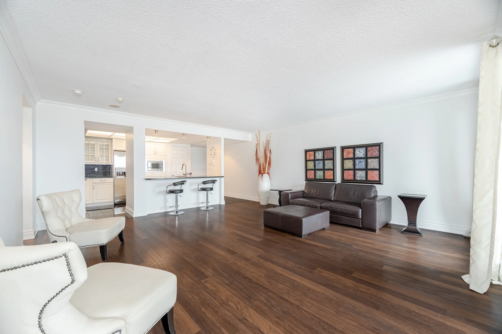 3272985