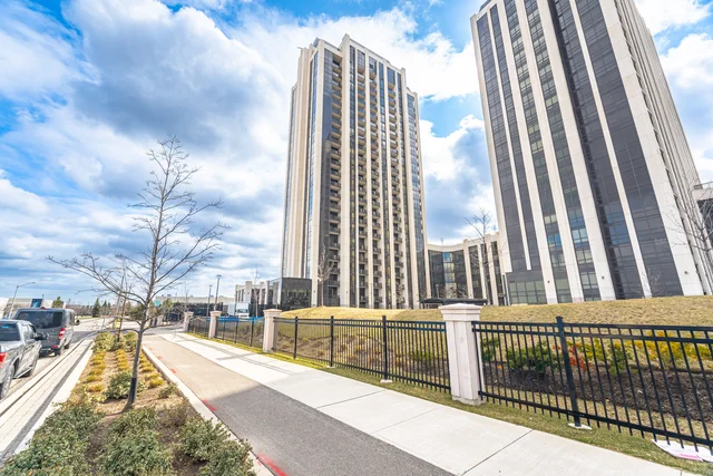 #121-9075 Jane Street, Vaughan - photo 1