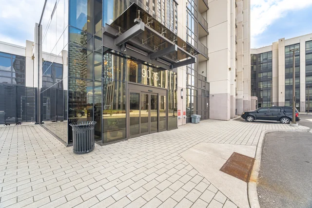 #121-9075 Jane Street, Vaughan - photo 2