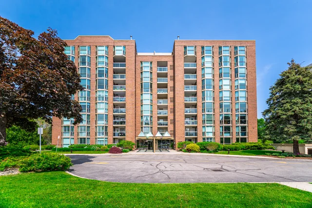 #104-1225 North Shore Boulevard East, Burlington - photo 1