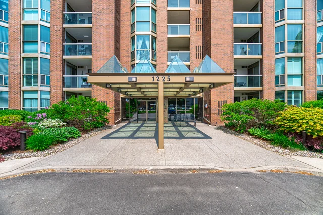 #104-1225 North Shore Boulevard East, Burlington - photo 2
