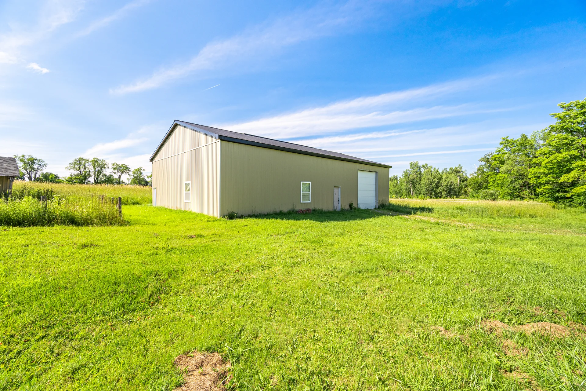 3370932