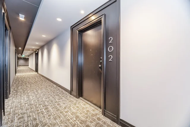 #202-95 Dundas Street West, Oakville - photo 4