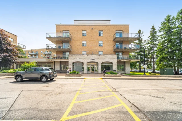 #216-2502 Rutherford Road, Vaughan - photo 2