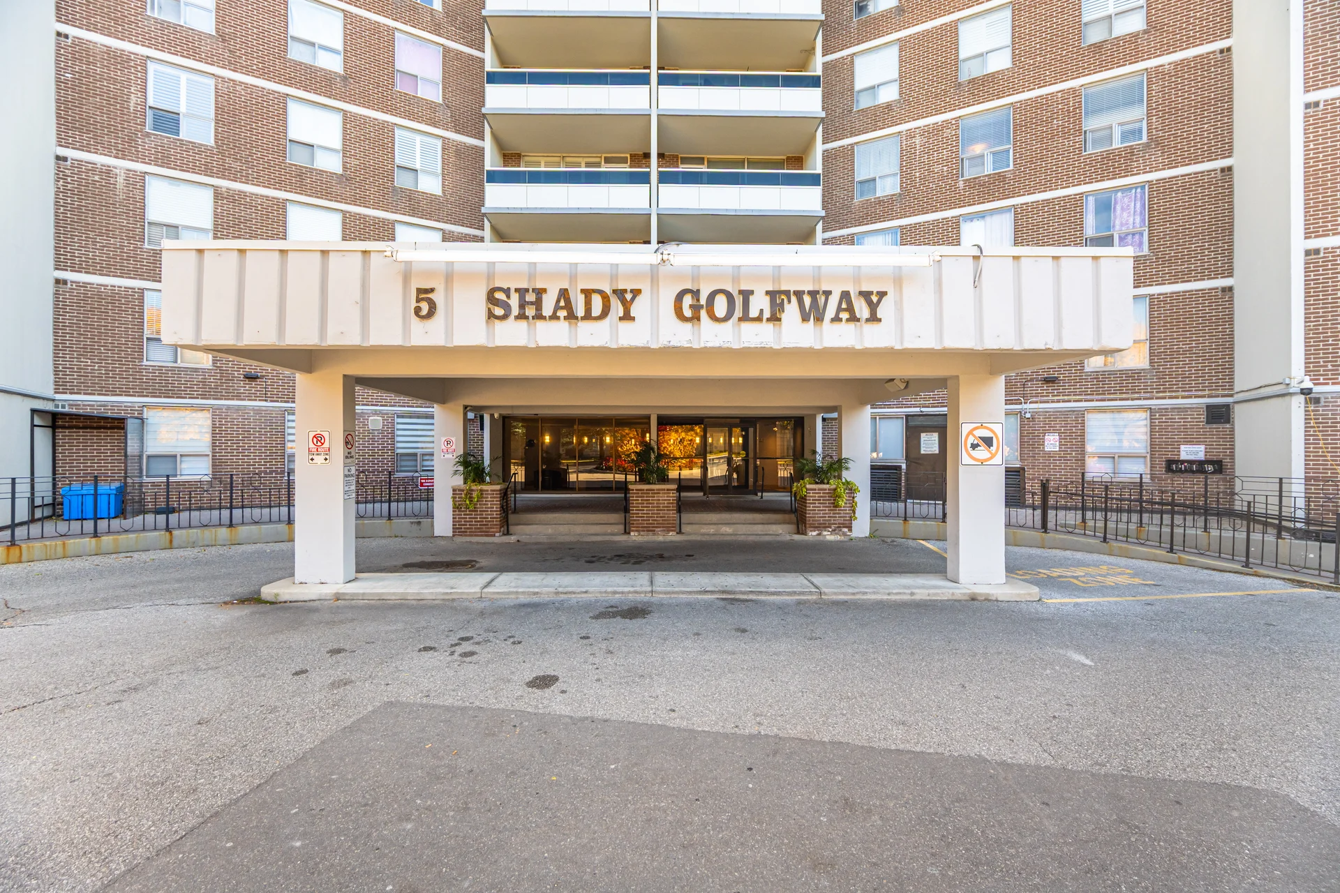 #301-5 Shady Golfway, North York - photo 2
