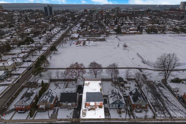 635 Queensdale Avenue East, Hamilton - photo 3