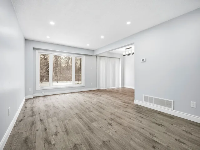 20 Carisbrooke Court, Brampton - photo 8
