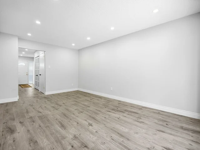 20 Carisbrooke Court, Brampton - photo 9