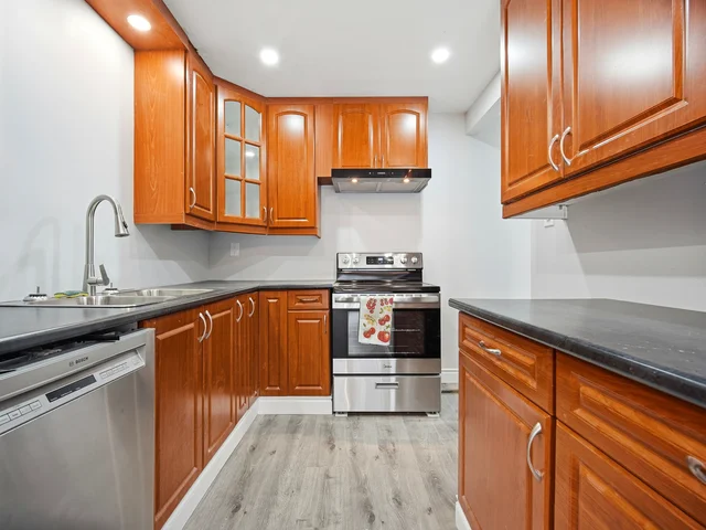 20 Carisbrooke Court, Brampton - photo 15