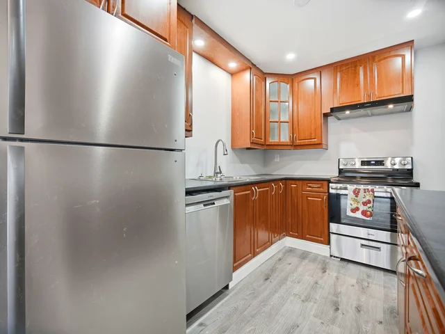 20 Carisbrooke Court, Brampton - photo 16