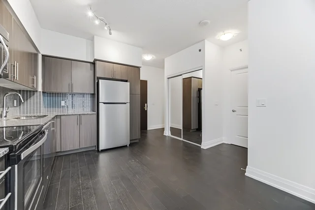 #409-65 Speers Road, Oakville - photo 13