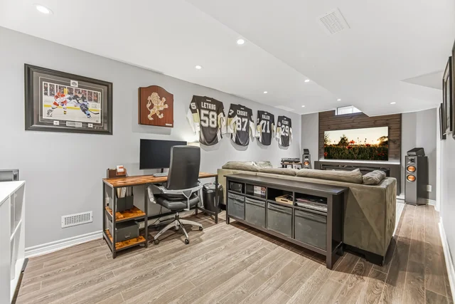 882 McDuffe Crescent, Milton - photo 35