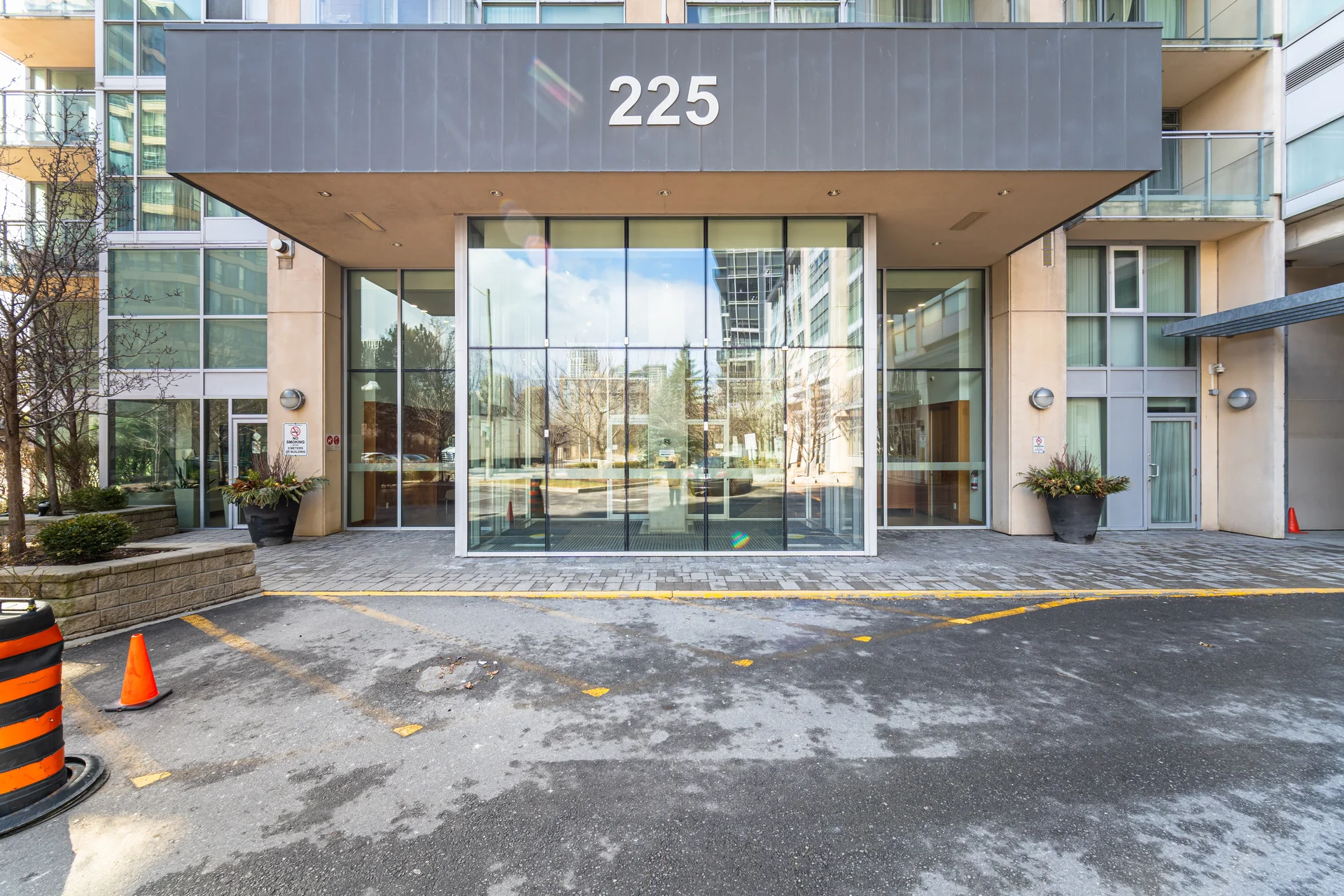 #402-225 Webb Drive, Mississauga - photo 2