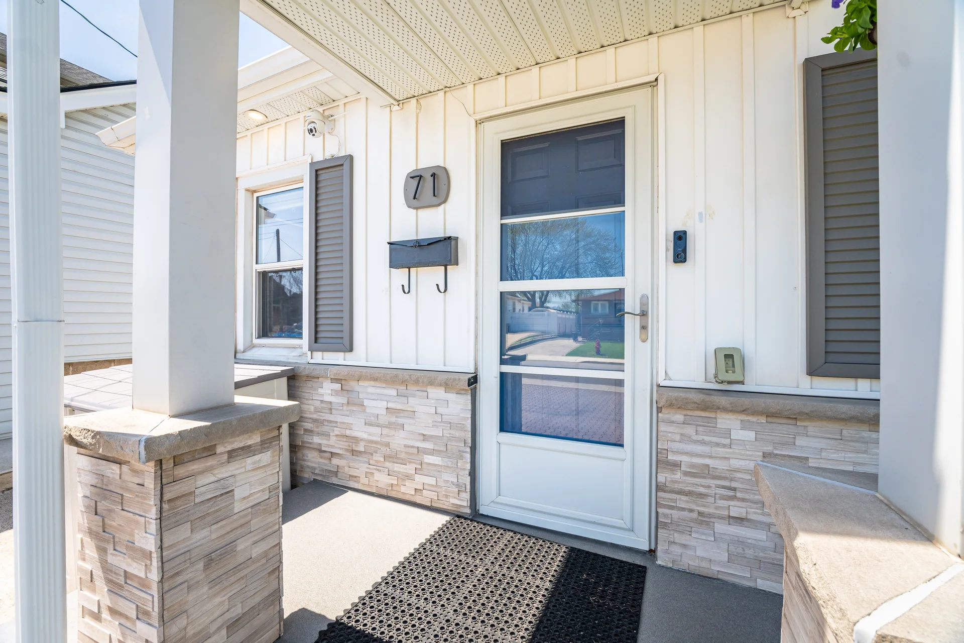 3588925