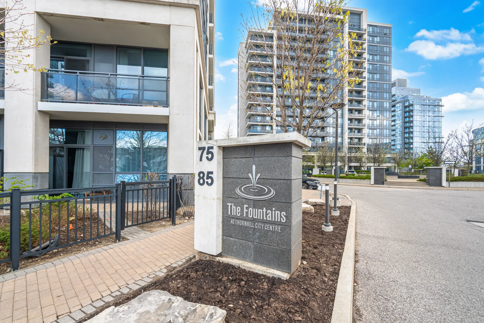 #612-85 North Park Road, Thornhill - photo 2