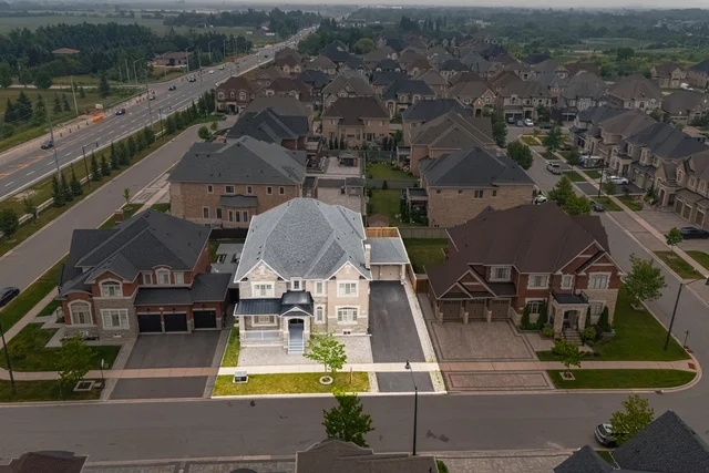 7 Balloon Crescent, Brampton - photo 3