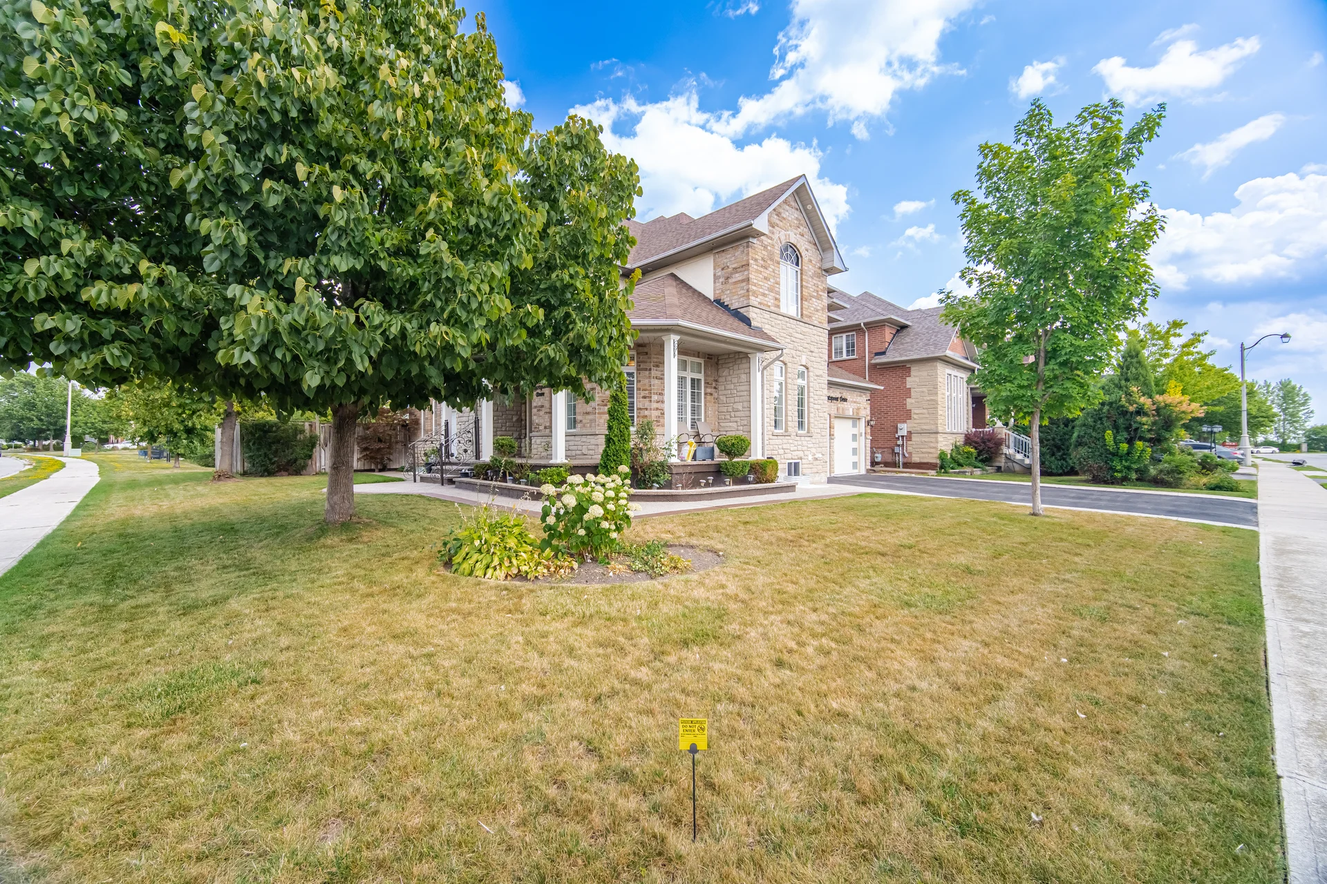 29 Huntspoint Drive, Brampton - photo 2