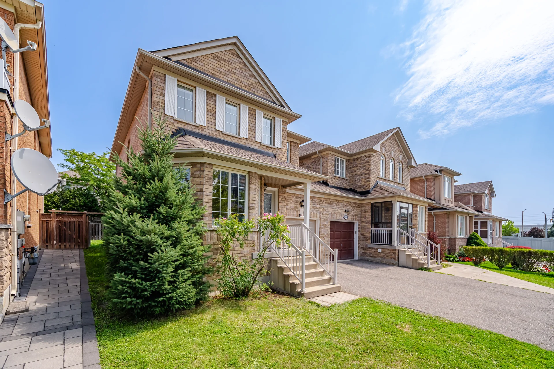 187 Red Maple Road, Richmond Hill - photo 2