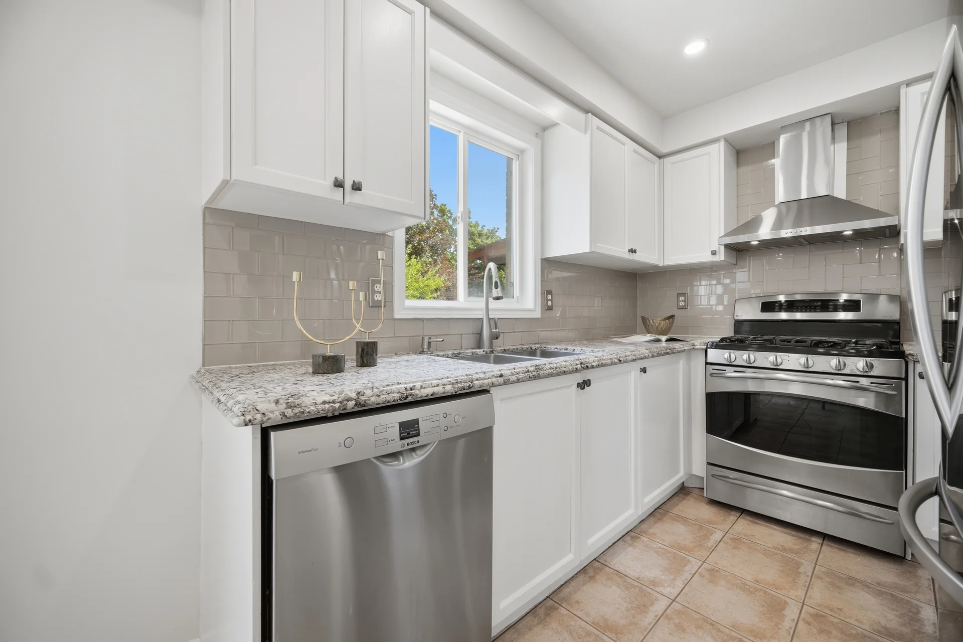 187 Red Maple Road, Richmond Hill - photo 18