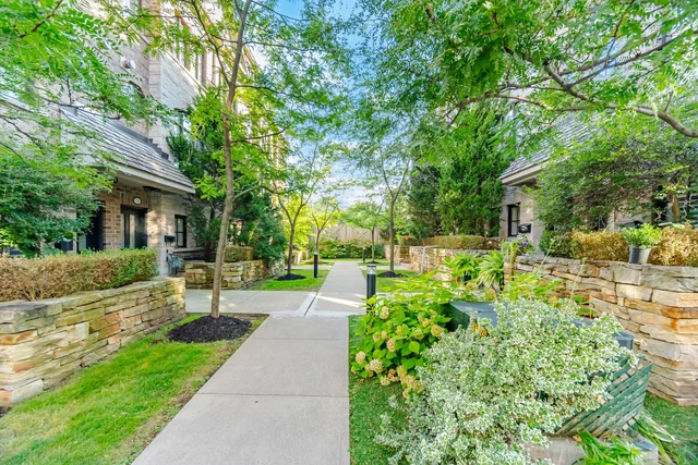 #112-1812 Burnhamthorpe Road East, Mississauga - photo 2