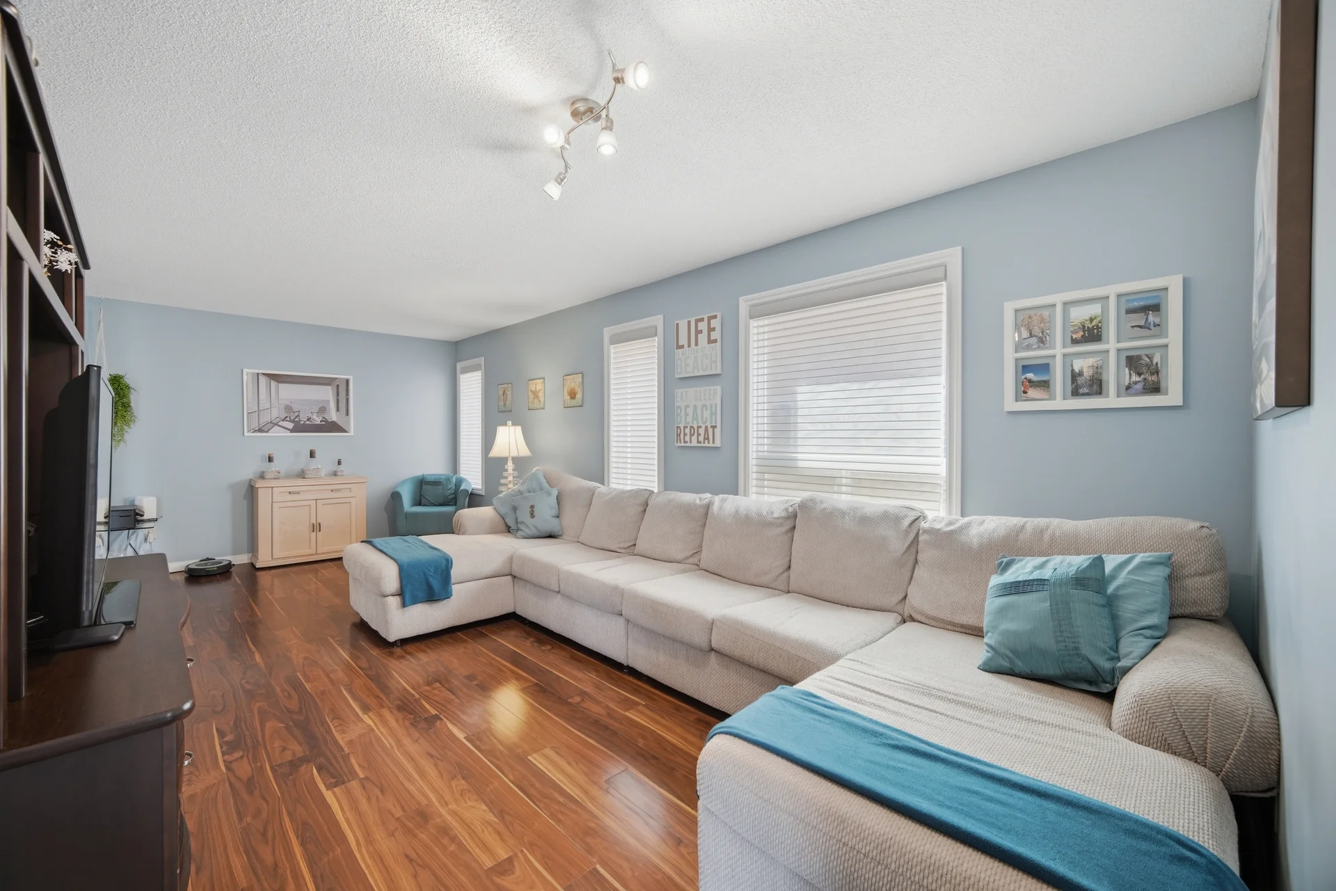3684952