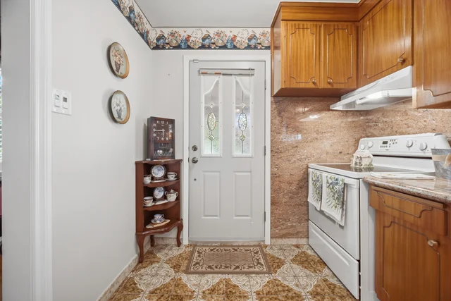 8 Woolton Crescent, North York - photo 4