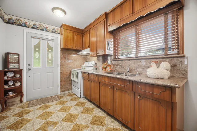 8 Woolton Crescent, North York - photo 6