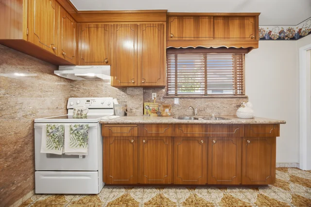 8 Woolton Crescent, North York - photo 7