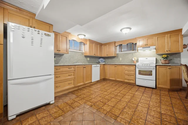 8 Woolton Crescent, North York - photo 23